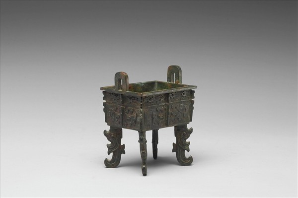 獸面夔紋扁足方鼎