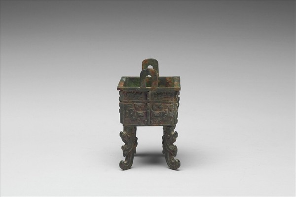 獸面夔紋扁足方鼎