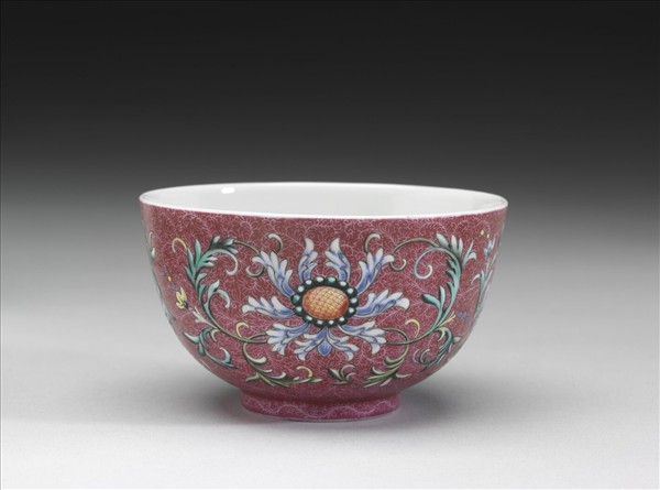 洋彩紅錦地番蓮紋杯