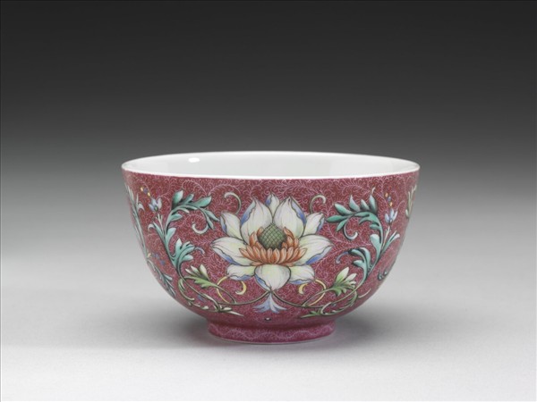 洋彩紅錦地番蓮紋杯