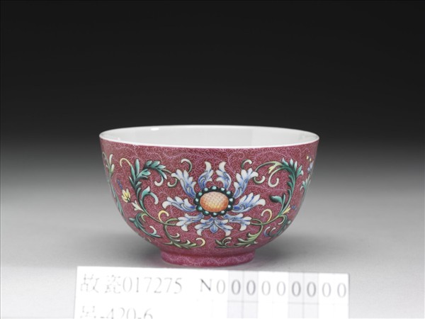 洋彩紅錦地番蓮紋杯