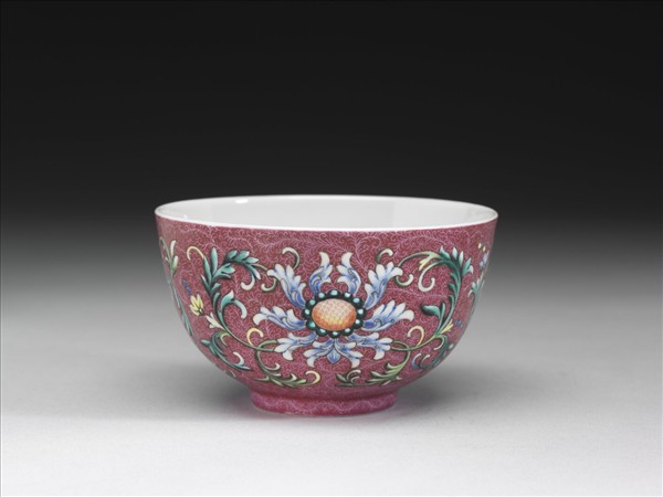 洋彩紅錦地番蓮紋杯