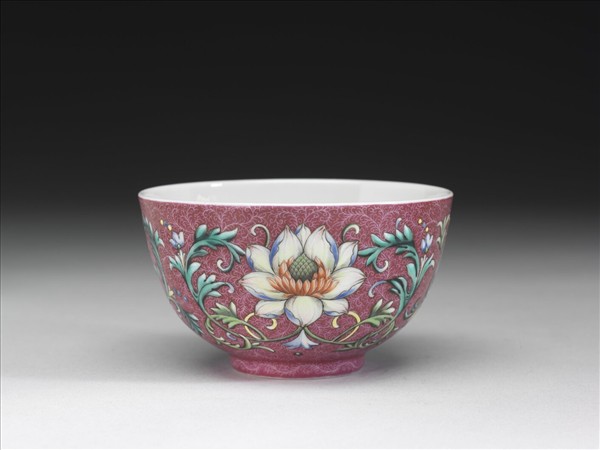 洋彩紅錦地番蓮紋杯