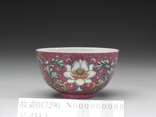 洋彩紅錦地番蓮紋杯