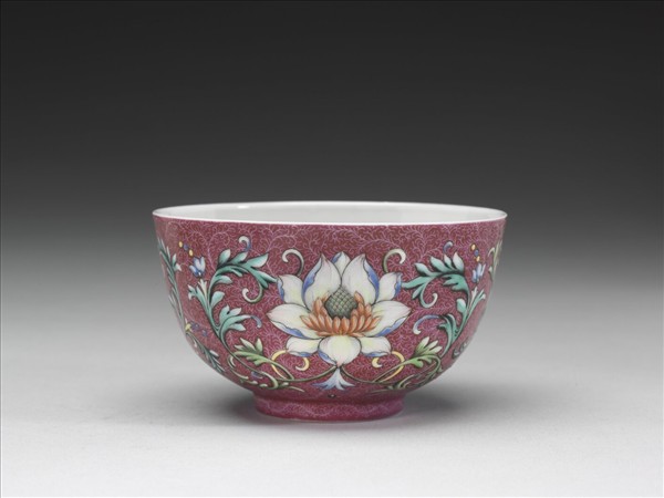 洋彩紅錦地番蓮紋杯