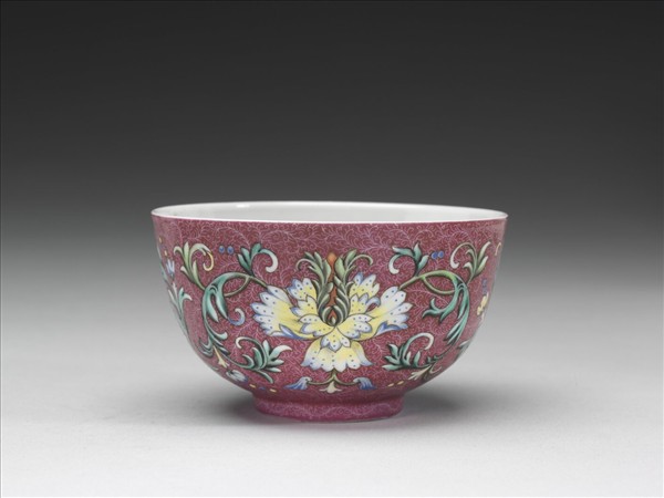 洋彩紅錦地番蓮紋杯