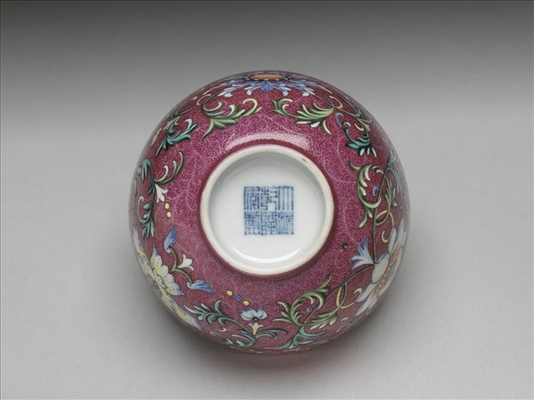 洋彩紅錦地番蓮紋杯