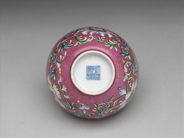 洋彩紅錦地番蓮紋杯