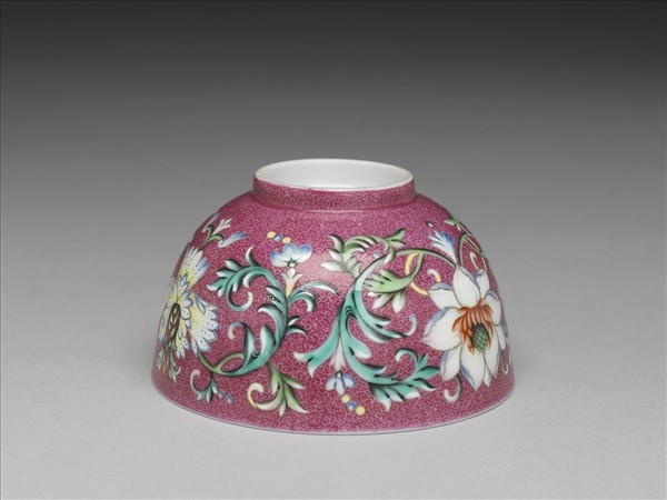 洋彩紅錦地番蓮紋杯