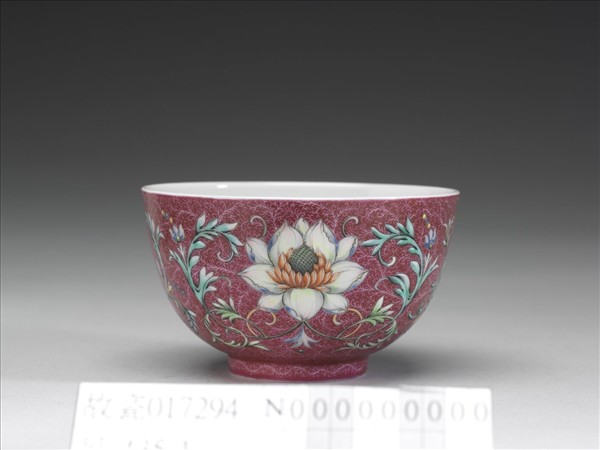 洋彩紅錦地番蓮紋杯