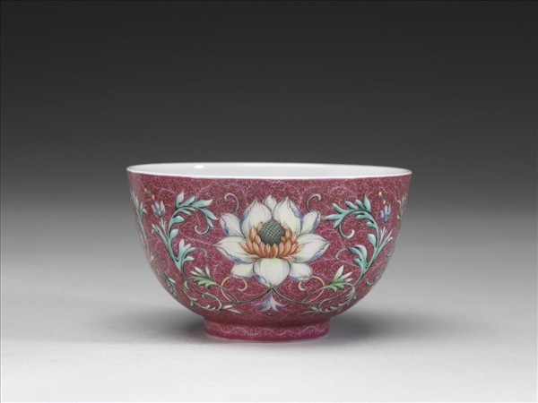 洋彩紅錦地番蓮紋杯