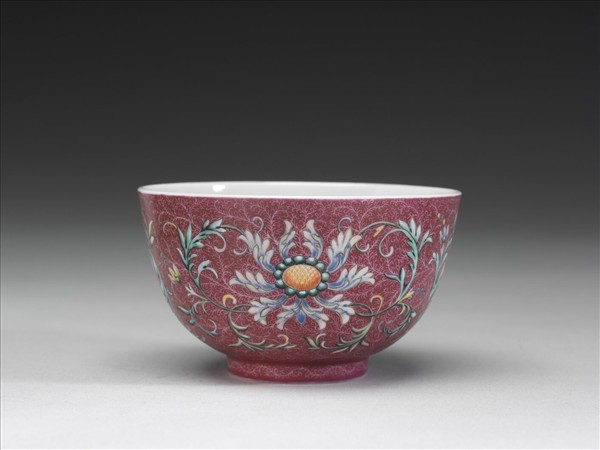 洋彩紅錦地番蓮紋杯