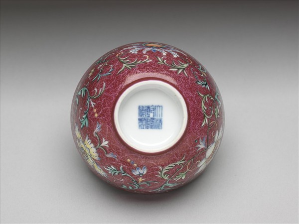 洋彩紅錦地番蓮紋杯