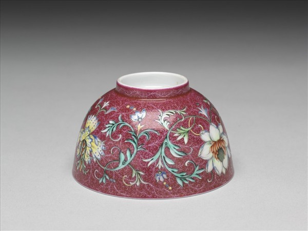 洋彩紅錦地番蓮紋杯