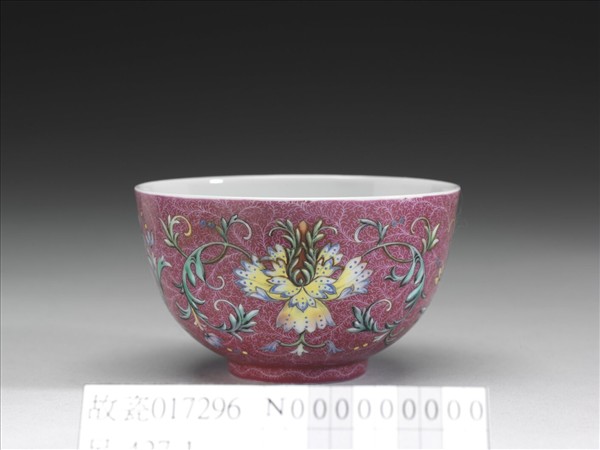 洋彩紅錦地番蓮紋杯