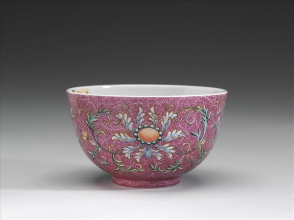 洋彩紅錦地番蓮紋杯