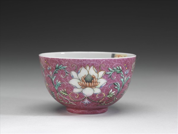 洋彩紅錦地番蓮紋杯