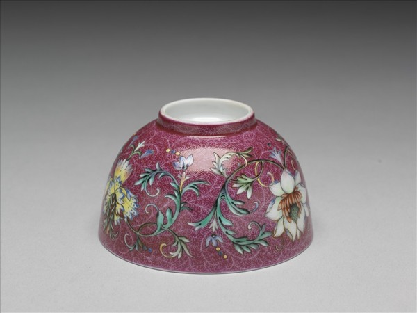 洋彩紅錦地番蓮紋杯