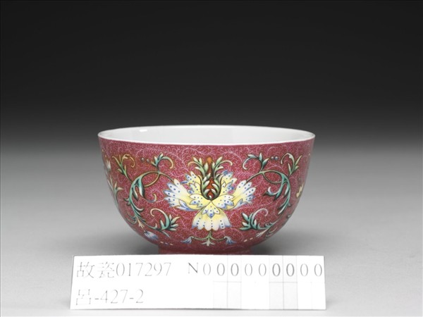 洋彩紅錦地番蓮紋杯