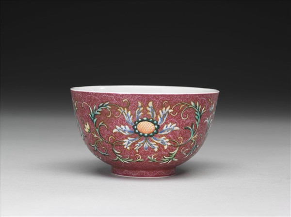 洋彩紅錦地番蓮紋杯