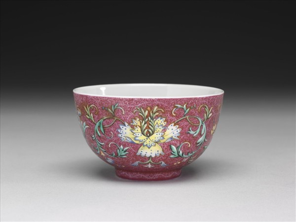 洋彩紅錦地番蓮紋杯