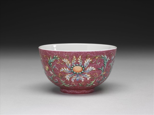 洋彩紅錦地番蓮紋杯