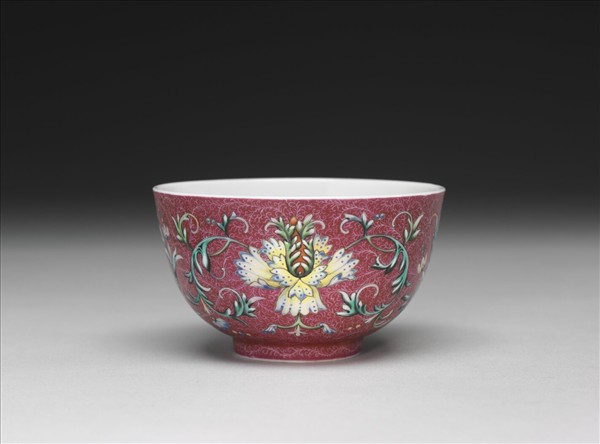 洋彩紅錦地番蓮紋杯