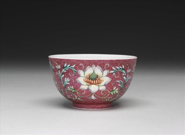 洋彩紅錦地番蓮紋杯