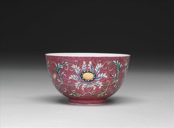 洋彩紅錦地番蓮紋杯