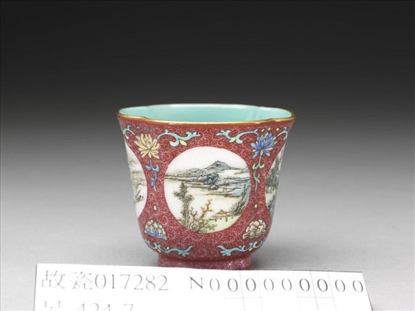 琺瑯彩紅錦地開光山水圖杯