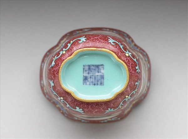 琺瑯彩紅錦地開光山水圖杯