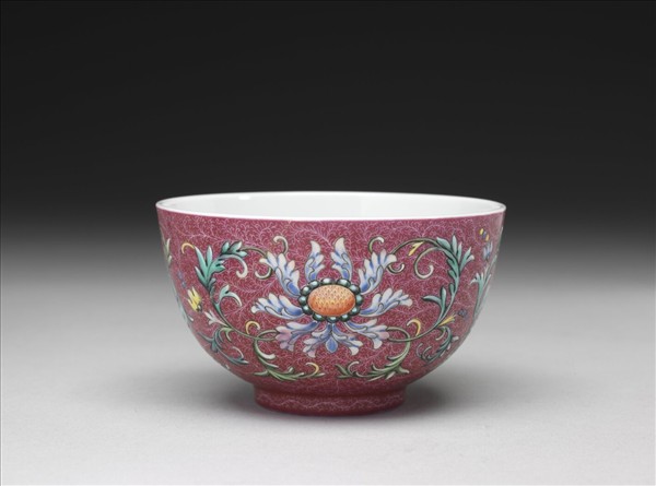 洋彩紅錦地番蓮紋杯