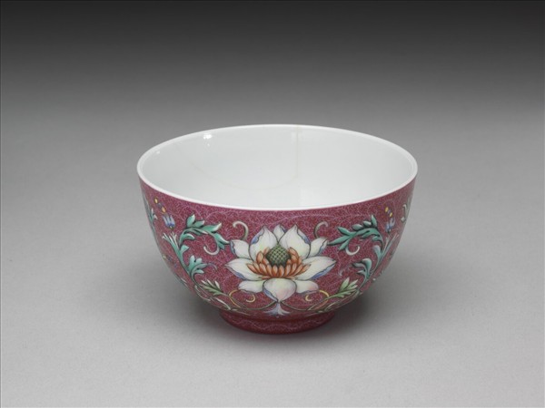 洋彩紅錦地番蓮紋杯
