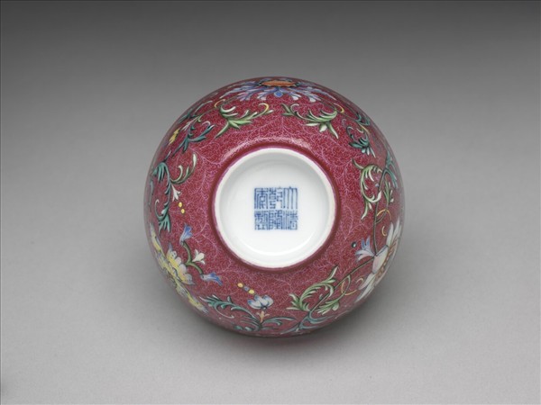 洋彩紅錦地番蓮紋杯