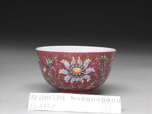 洋彩紅錦地番蓮紋杯