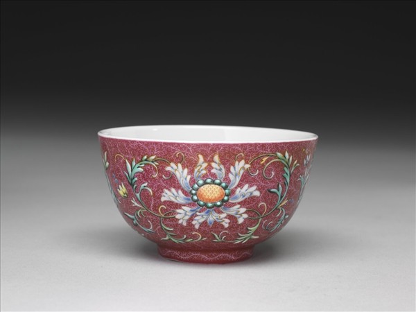 洋彩紅錦地番蓮紋杯