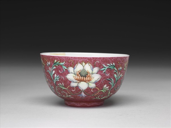 洋彩紅錦地番蓮紋杯