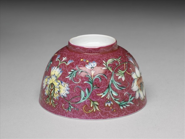 洋彩紅錦地番蓮紋杯