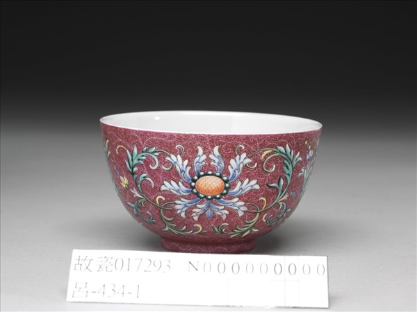 洋彩紅錦地番蓮紋杯