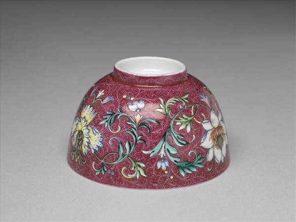 洋彩紅錦地番蓮紋杯