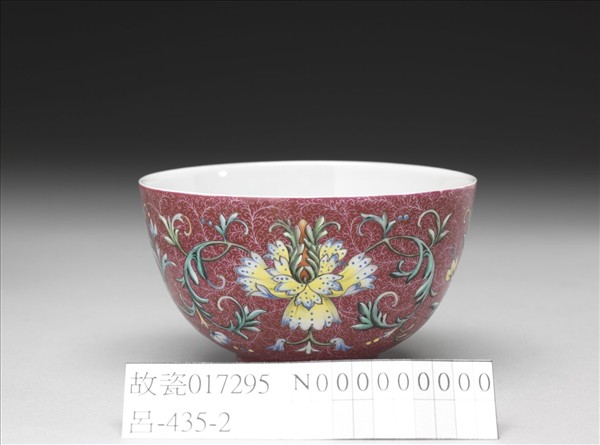 洋彩紅錦地番蓮紋杯