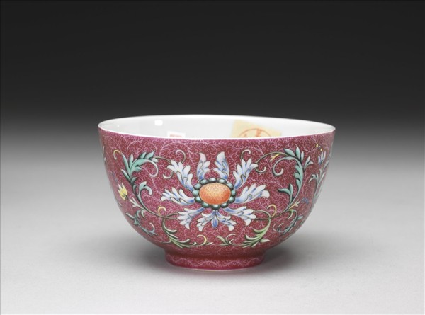 洋彩紅錦地番蓮紋杯