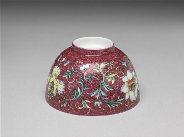 洋彩紅錦地番蓮紋杯