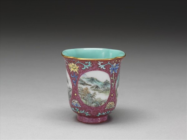 琺瑯彩紅錦地開光山水圖杯
