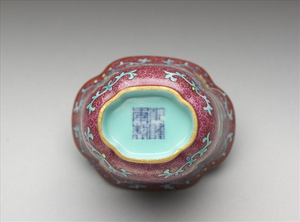 琺瑯彩紅錦地開光山水圖杯