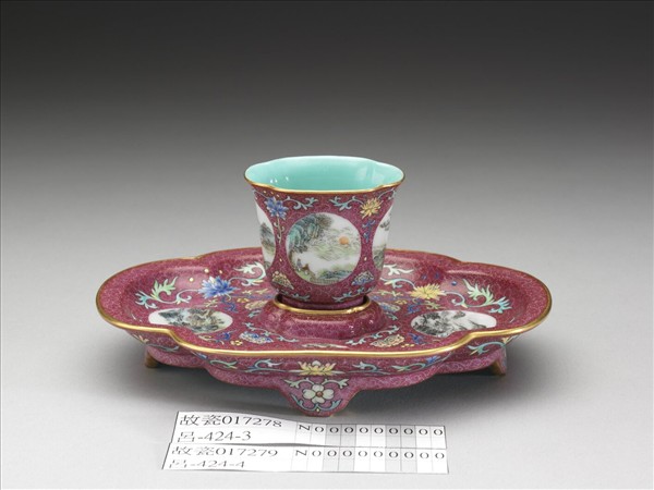 琺瑯彩紅錦地開光山水圖杯