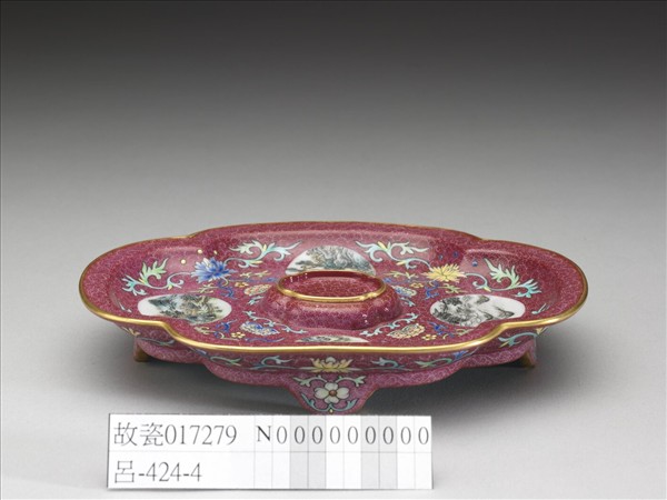 琺瑯彩紅錦地開光山水圖托盤