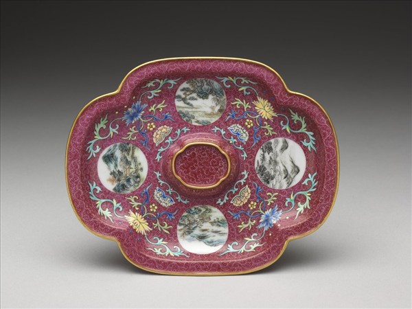 琺瑯彩紅錦地開光山水圖托盤