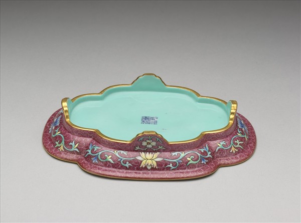 琺瑯彩紅錦地開光山水圖托盤