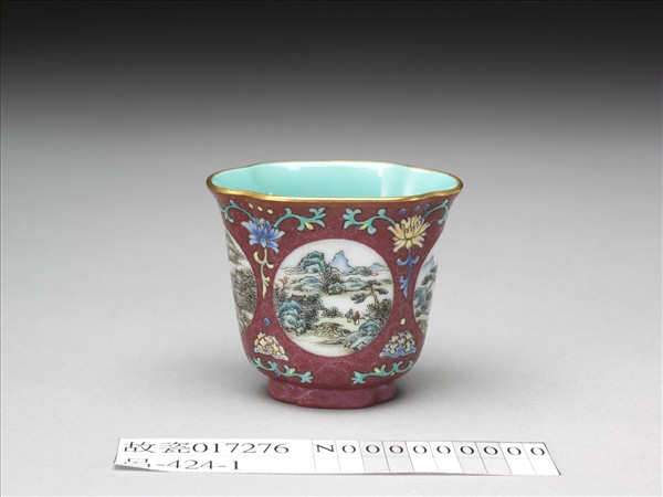 琺瑯彩紅錦地開光山水圖杯